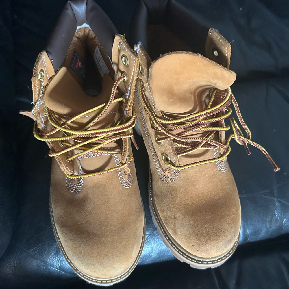 Tan Suede Men's Boots with Sturdy Laces